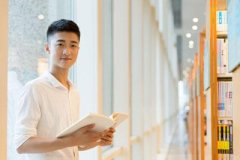 今日科普：大學(xué)生英語(yǔ)教材哪種最適合初學(xué)者